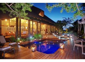 Bayethe Lodge Lounge & Deck area